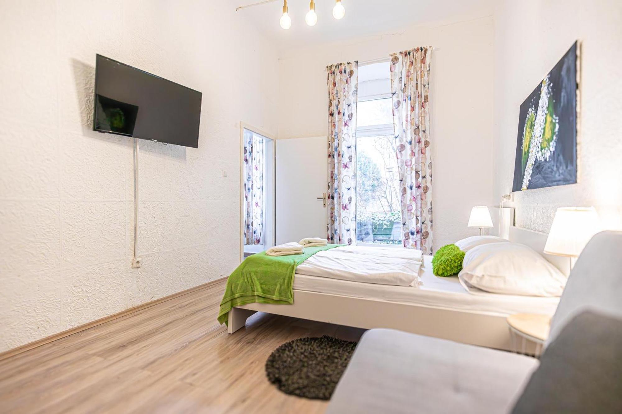 Simple Apt W Full Kitchen Wiener Stadthalle Exterior foto