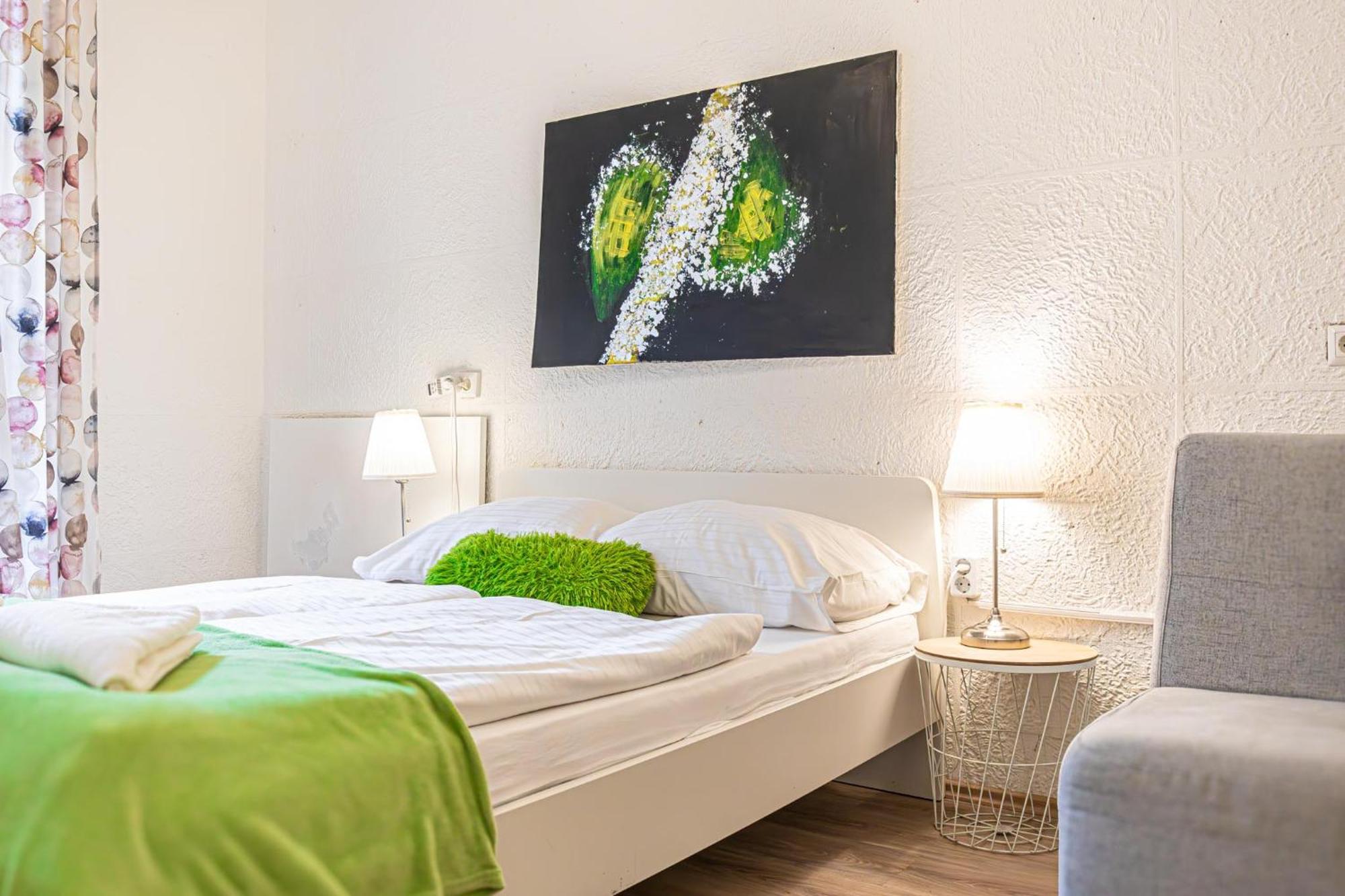 Simple Apt W Full Kitchen Wiener Stadthalle Exterior foto
